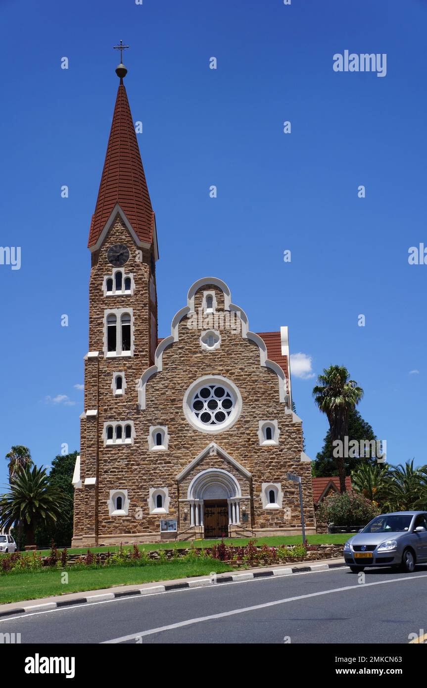 Eine deutsch inspirierte Kirche mit einem hohen Kirchturm und Fensterdetails Stockfoto