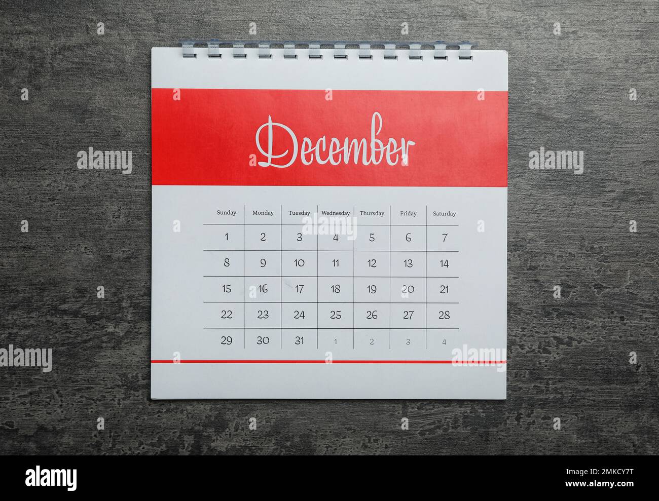 Dezember-Kalender auf grauem Steinhintergrund, Draufsicht Stockfoto