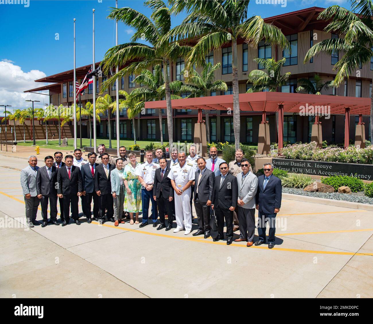 Laotische Delegation der Demokratischen Volksrepublik Laos (PDR) posieren für ein Gruppenfoto mit der Führung der Verteidigungsgefangenen/MIA-Rechnungsbehörde (DPAA) während der technischen Gespräche über die gemeinsame Basis Pearl Harbor-Hickam, Hawaii, 8. September 2022. Die technischen Gespräche sind ein kurzes Gespräch zwischen Vertretern der DPAA und der Demokratischen Volksrepublik Laos, um über die Fortsetzung gemeinsamer Feldeinsätze im ganzen Land für das kommende Jahr zu diskutieren, politische und operative Initiativen zu erörtern, Und untersuchen, wie die Effektivität und Effizienz von Missionen erhöht werden kann, um US-Personal zu berücksichtigen, das noch fehlt. Ein Memorandum for Record Stockfoto