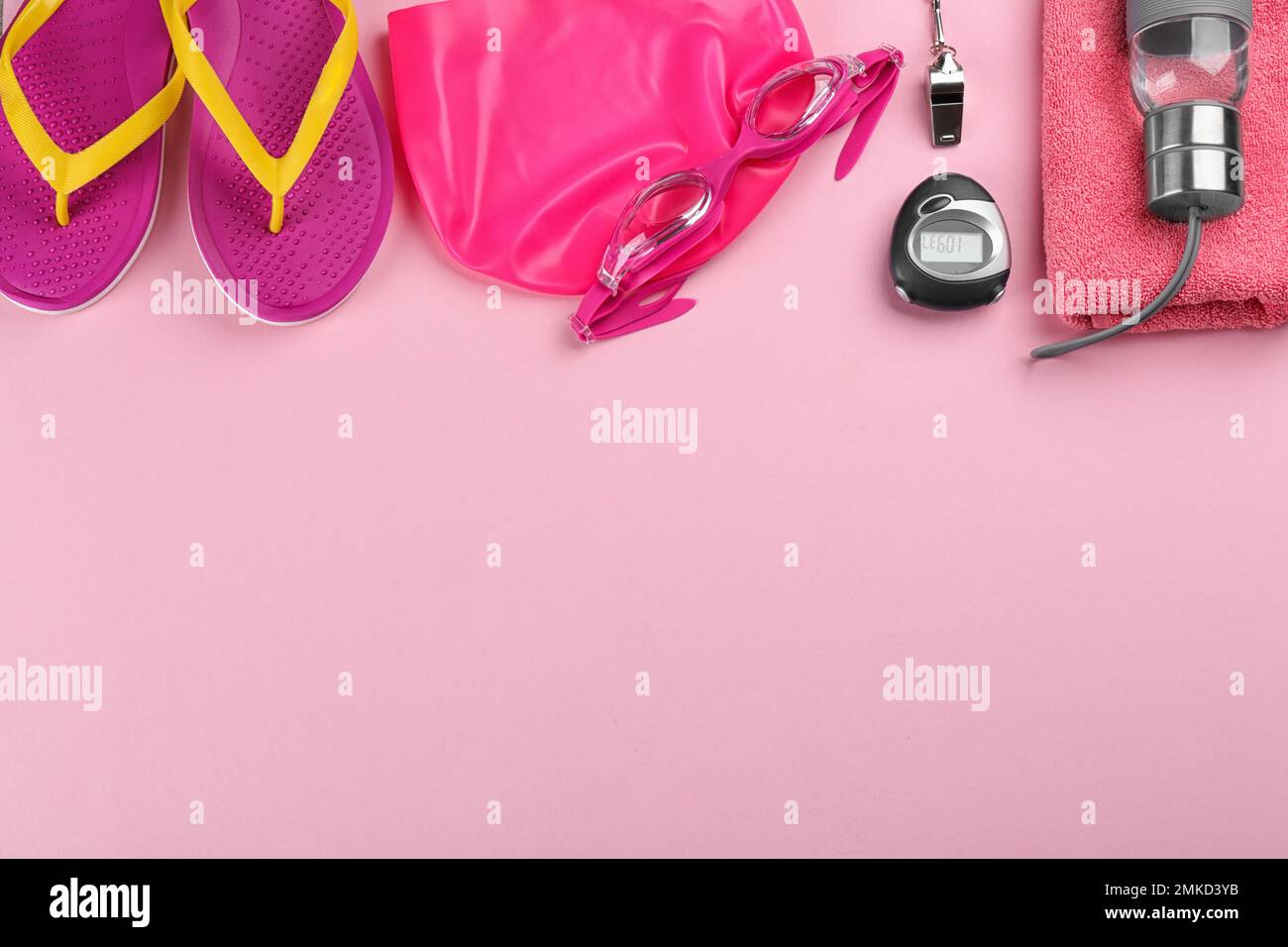 Flach liegendes Design mit Badeaccessoires auf pinkfarbenem Hintergrund. Platz für Text Stockfoto