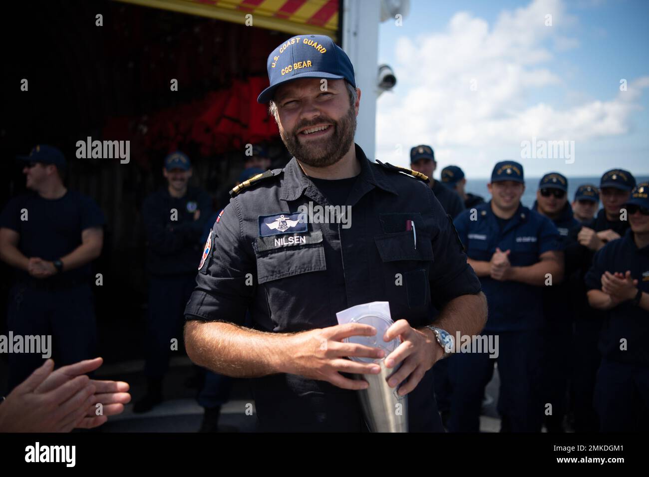 Royal Norwegian Navy Lt. Cmdr. Havard Nilsen erhält in seinen letzten Quartalen vor der Abreise am 8. September 2022 Beifall von der Crew von USCGC Bear (WMEC 901). Nilsen wurde dem Bären für den Großteil seiner Nordatlantikpatrouille angeschlossen, um der Besatzung zu helfen, sicher durch unbekannte Gewässer zu navigieren. Stockfoto