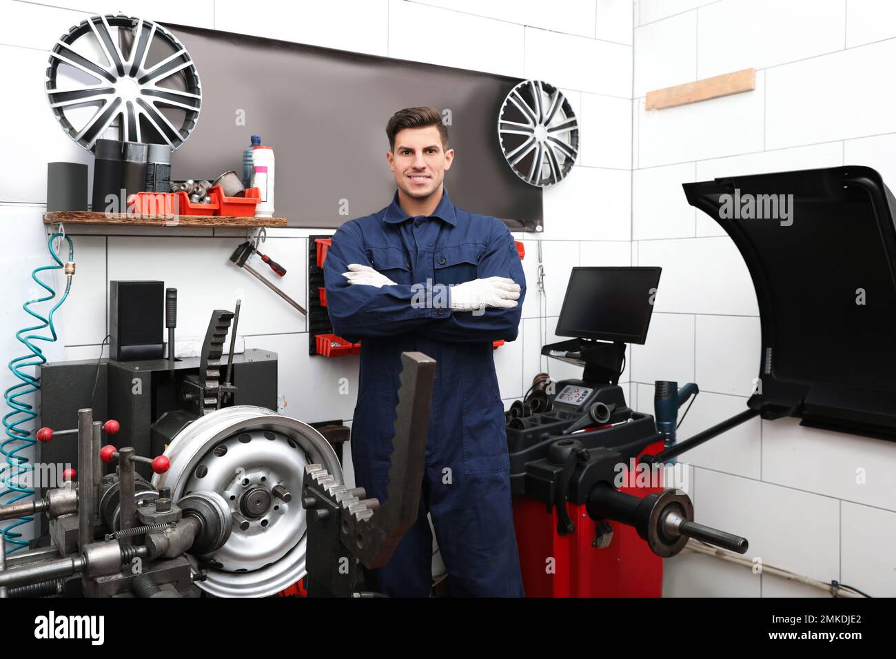 Professioneller Arbeiter in einem modernen Reifenwartungsgeschäft Stockfoto