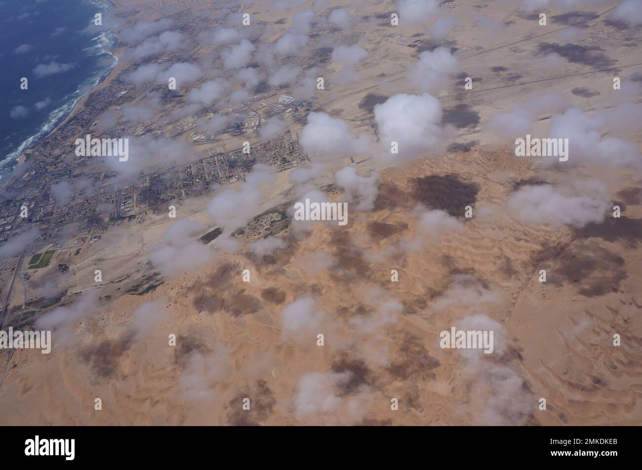 Küste, Wüste und Ozean Namibiens durch die Wolken Stockfoto