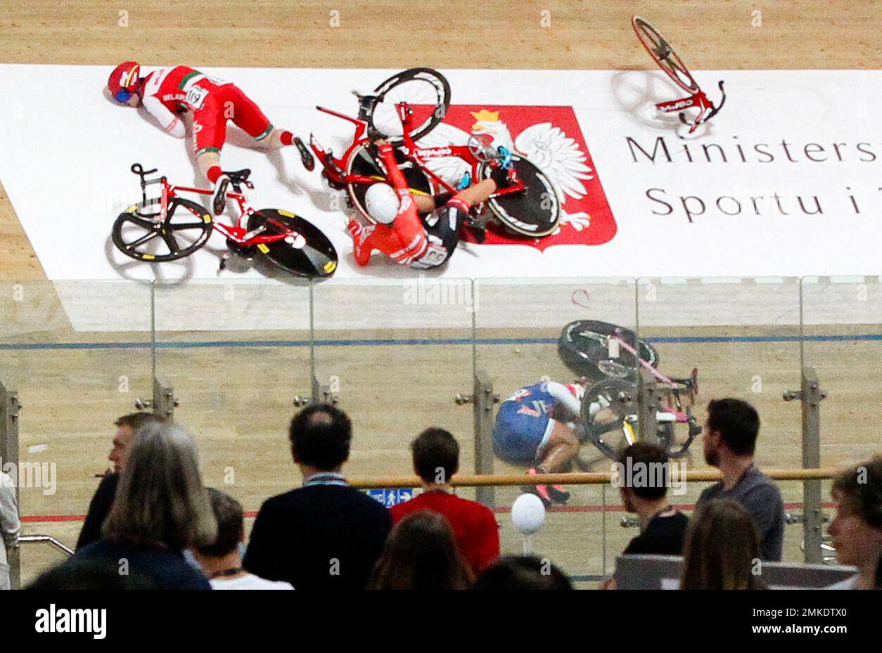 Riders crash in the women's scratch race final during the UCI Track Cycling World Championship in Pruszkow, Poland, Wednesday, Feb. 27, 2019. (AP Photo/Czarek Sokolowski) Stockfoto