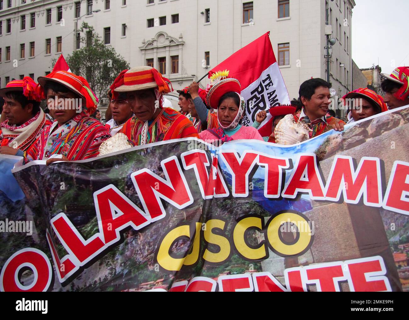 Lima, Peru. 28. Januar 2023. Delegation von Cuzco demonstriert, wenn Künstler sich den Protesten anschließen und gemeinsam mit Tausenden von Demonstranten auf die Straße gehen, um den Rücktritt von Präsident Dina Boluarte zu fordern. Seit Boluarte am 7. Dezember die Präsidentschaft übernommen hat, sind die Proteste nicht im ganzen Land zu Ende gegangen. Kredit: Fotoholica Press Agency/Alamy Live News Stockfoto