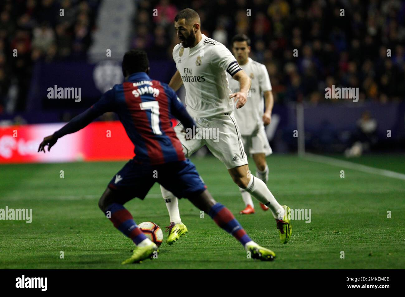 Real forward Karim Benzema, right, duels for the ball with Levante's Simon during a Spanish La Liga soccer match at the Ciutat de Valencia stadium in Valencia, Spain, Sunday, Feb. 24, 2019.(AP Photo/Alberto Saiz) Stockfoto