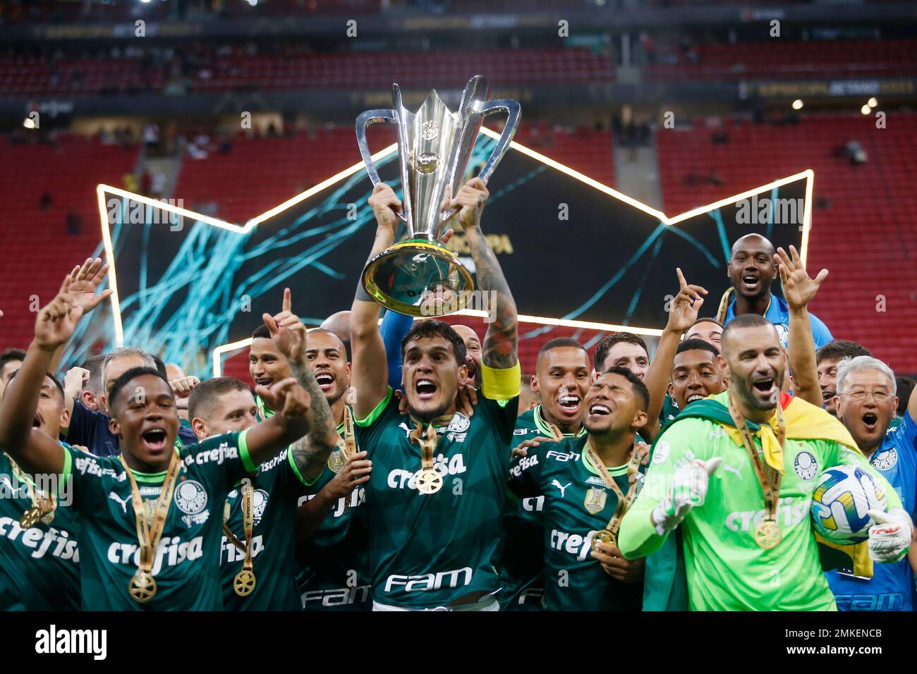 Brasilia, Brasilien. 28. Januar 2023. Die Spieler von Palmeiras feiern nach dem brasilianischen Super-Cup-Finale zwischen Palmeiras Flamengo im Mane Garrincha National Stadium in Brasilia, Brasilien, am 28. Januar 2023. Kredit: Lucio Tavora/Xinhua/Alamy Live News Stockfoto