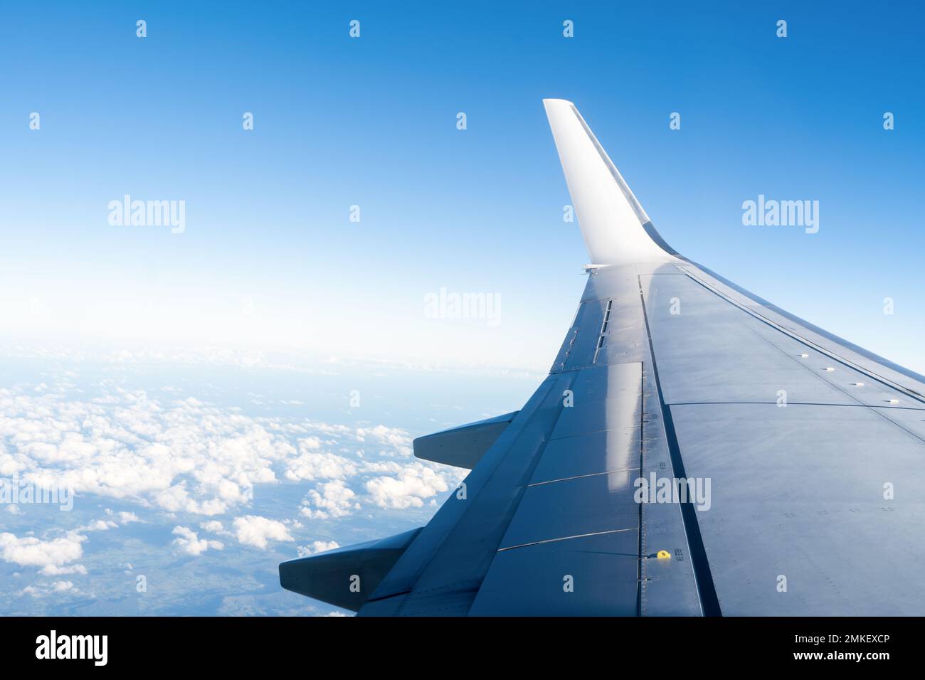 Blick auf einen Flugzeugflügel vom Fensterplatz Stockfoto