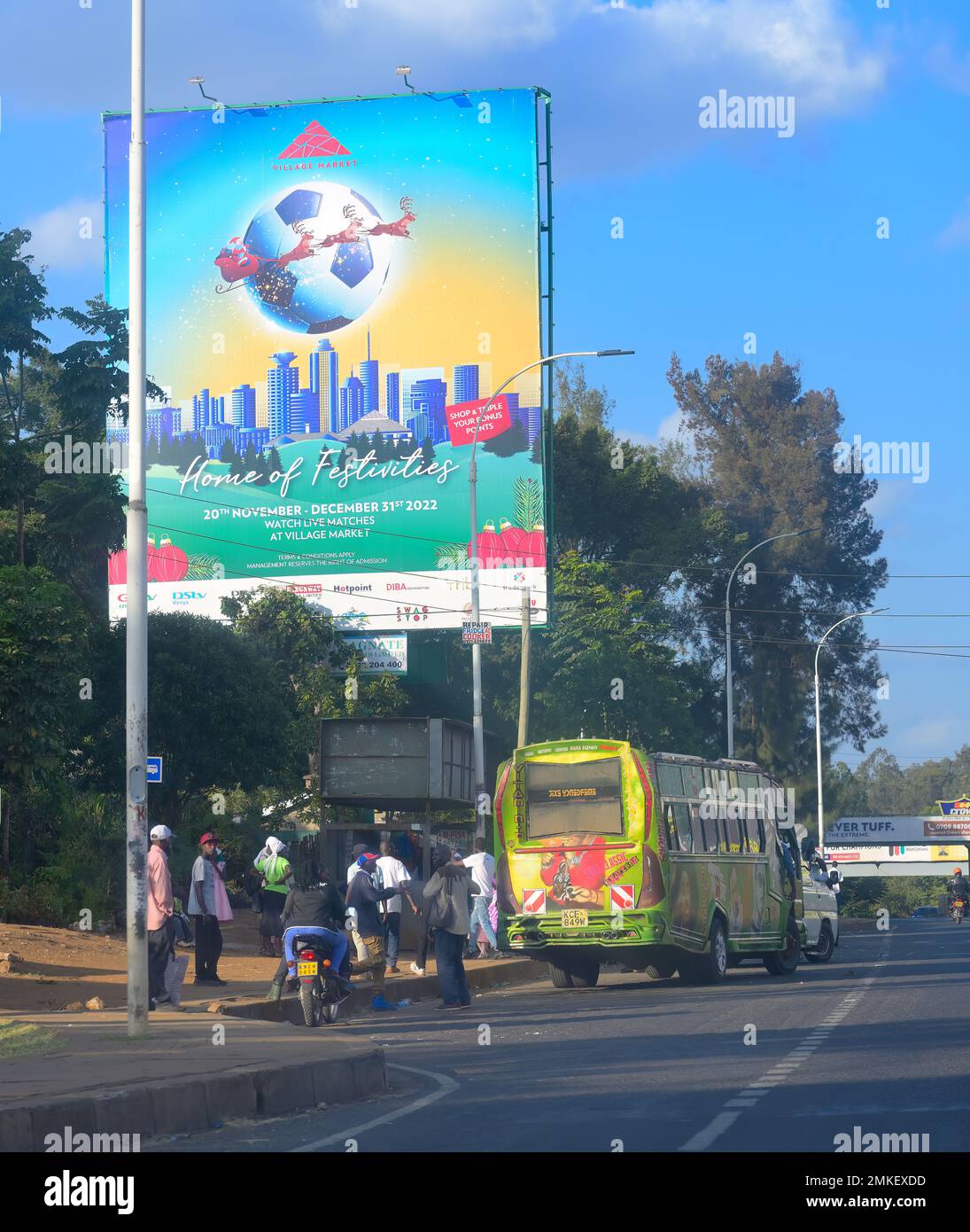 Matatus dominiert die Verkehrsszene im Zentrum von Nairobi und seinen Vororten, Nairobi KE Stockfoto