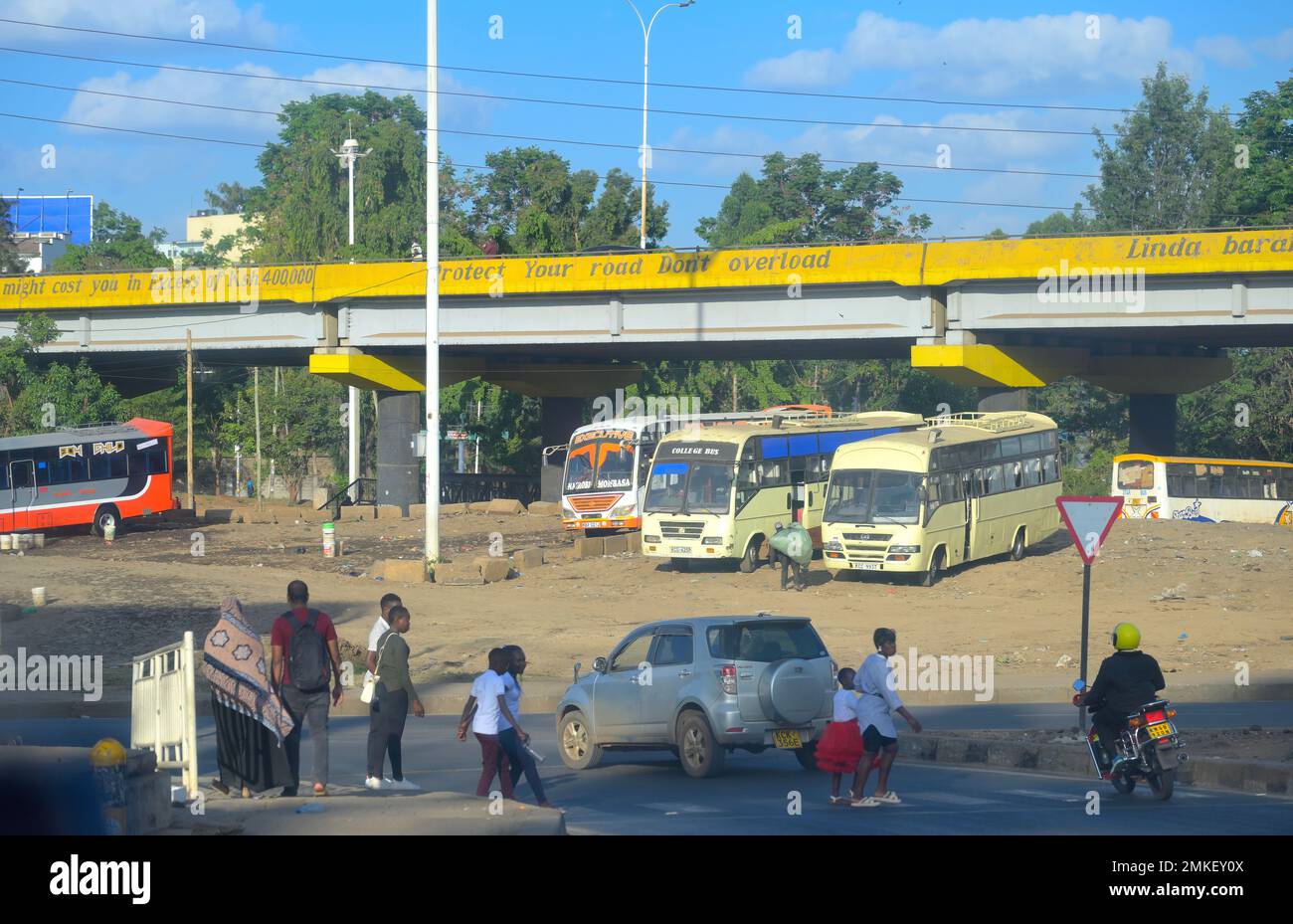 Matatus dominiert die Verkehrsszene im Zentrum von Nairobi und seinen Vororten, Nairobi KE Stockfoto