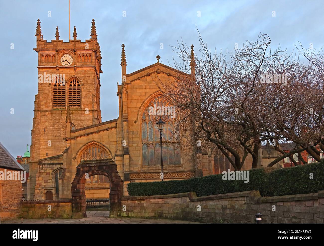 Kirche der Pfarrei All Saints, Bishopgate, Sonnenuntergang am Abend, Wigan, lancashire, England, Vereinigtes Königreich, WN1 1NV Stockfoto