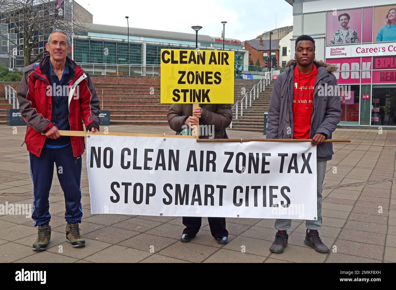 Sheffield Clean Air Zone, ab 27. Februar 2023 - Clean Air Zones Stink Schild - Demonstranten Keine Clean Air Zone Steuer - Stop Smart Cities - CAZ Stockfoto