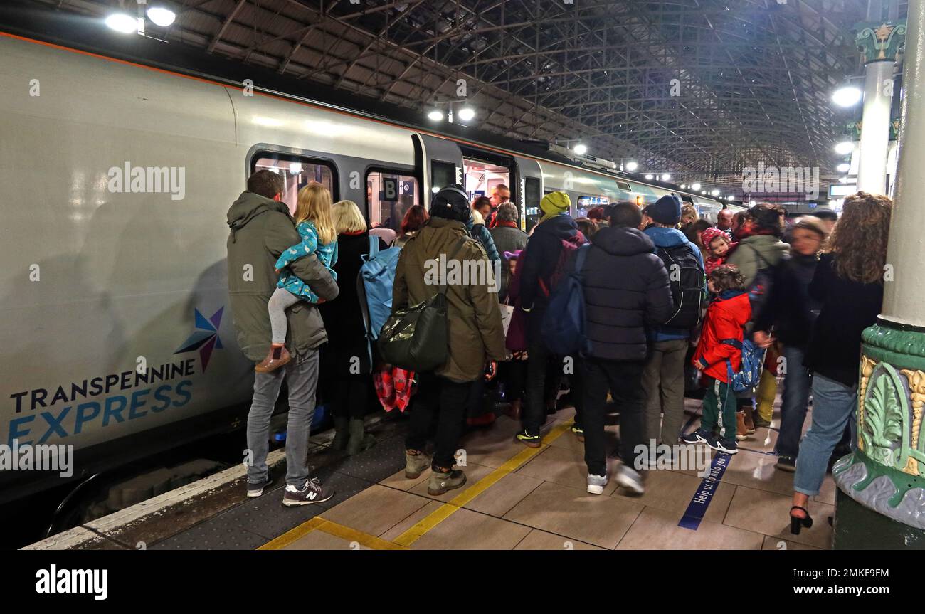 Warteschlangen, um an Bord des überfüllten TransPennine Express zu gehen, mit unzureichenden Kutschen Stockfoto