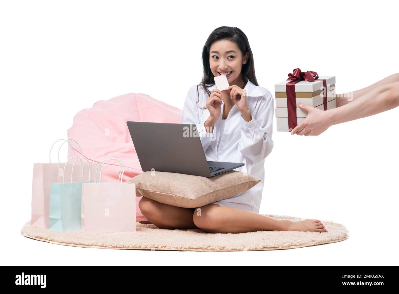 Junge Frau, die für ein Geschenk unterschreibt Stockfoto