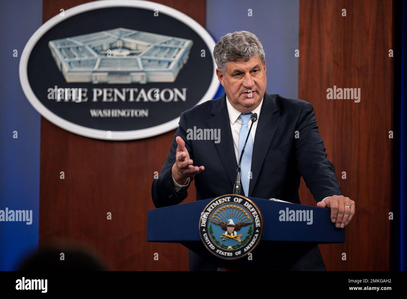 Bill Laplante, Staatssekretär für Verteidigung für Akquisition und Nachhaltigkeit, und Sasha Baker, stellvertretender Staatssekretär für Verteidigung für Politik, halten am 9. September 2022 im Pentagon Press Briefing Room im Pentagon, Washington, D.C. eine Pressekonferenz ab. (Foto des Verteidigungsministeriums der USA Marineoffizier 2. Klasse Alexander Kubitza) Stockfoto