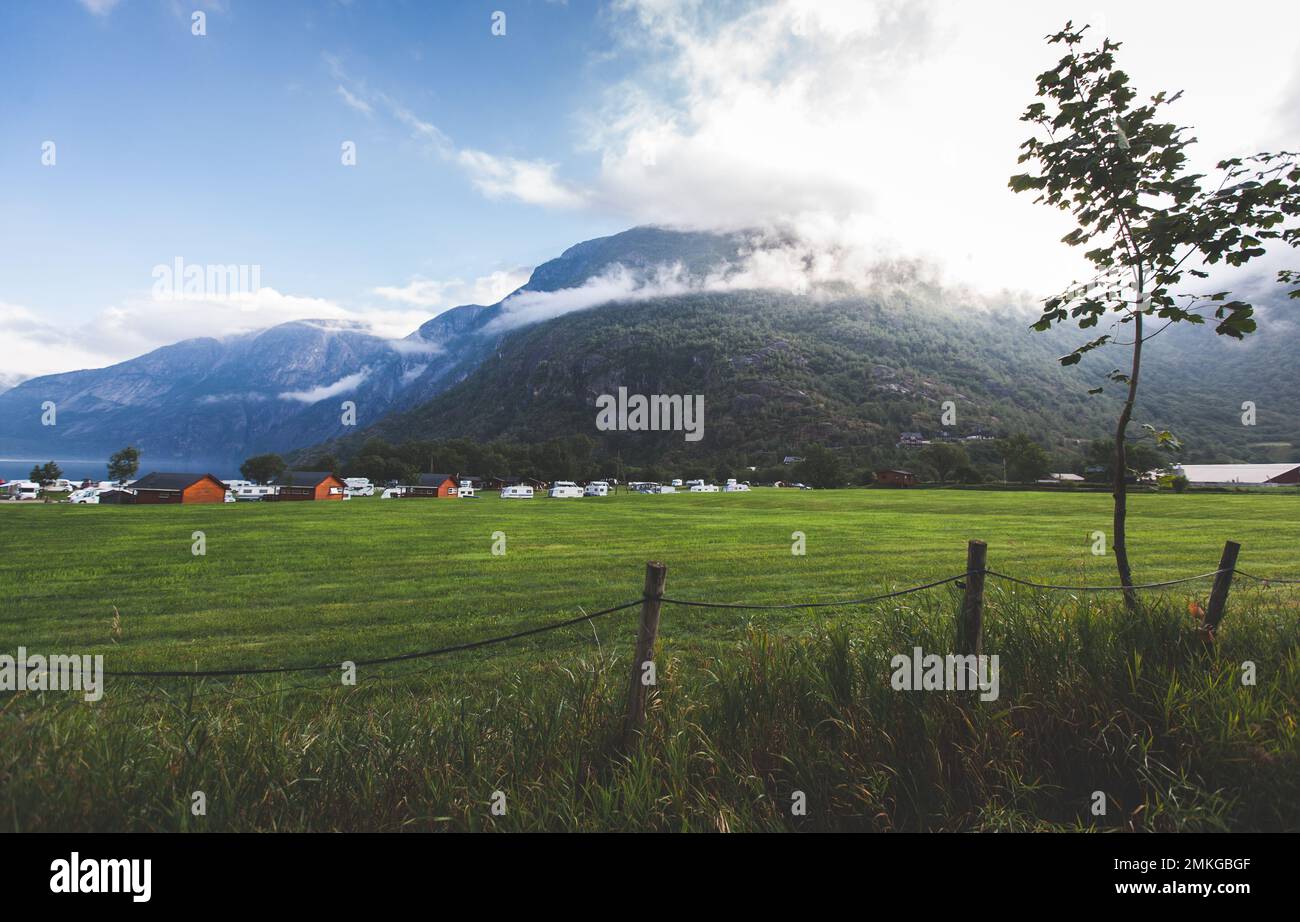 Reise nach Norwegen auf einem Anhänger, Camping, Heimat auf Rädern Stockfoto