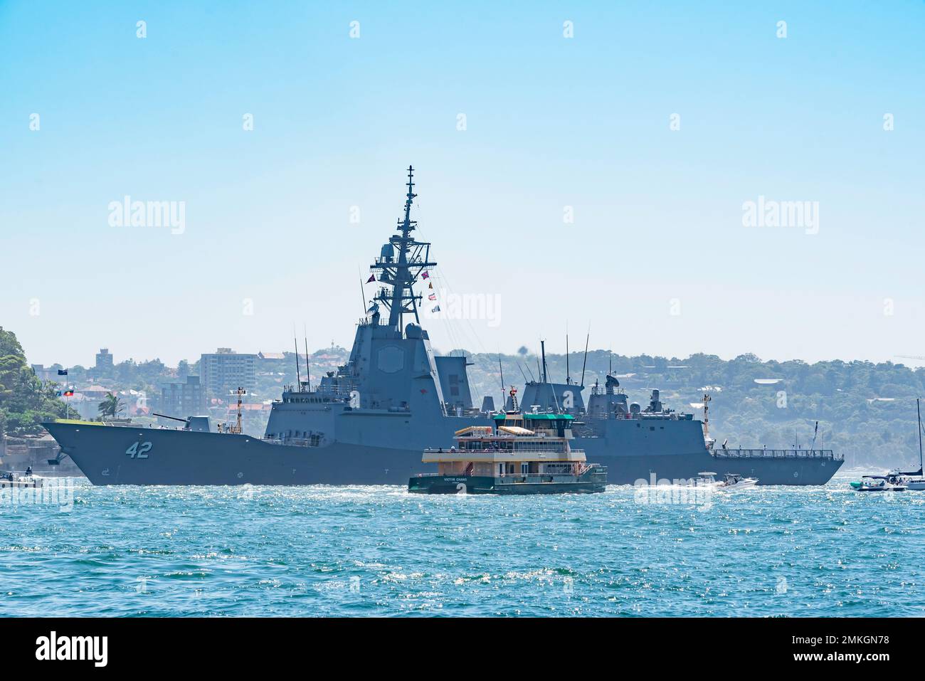 HMAS Sydney (V), ein DDG-gesteuerter Raketenzerstörer, der während der Feierlichkeiten zum Australientag am 26. Januar 2023 im Hafen von Sydney stationiert ist Stockfoto