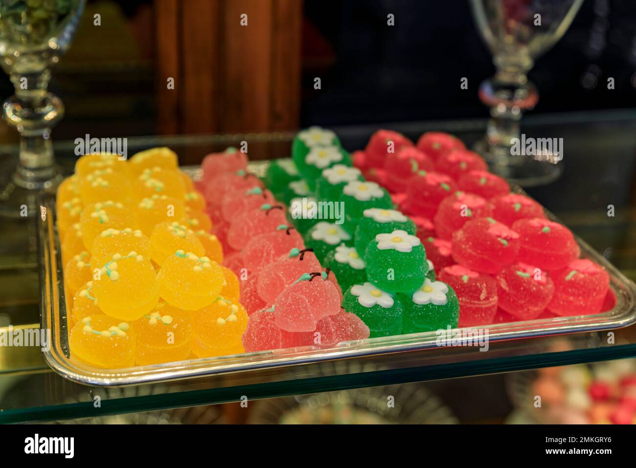 Bunte italienische Obstgelees, Marmeladenbonbons, die in einem Süßwarenladen in Centro Storico, Florenz, Italien, zum Verkauf angeboten werden Stockfoto