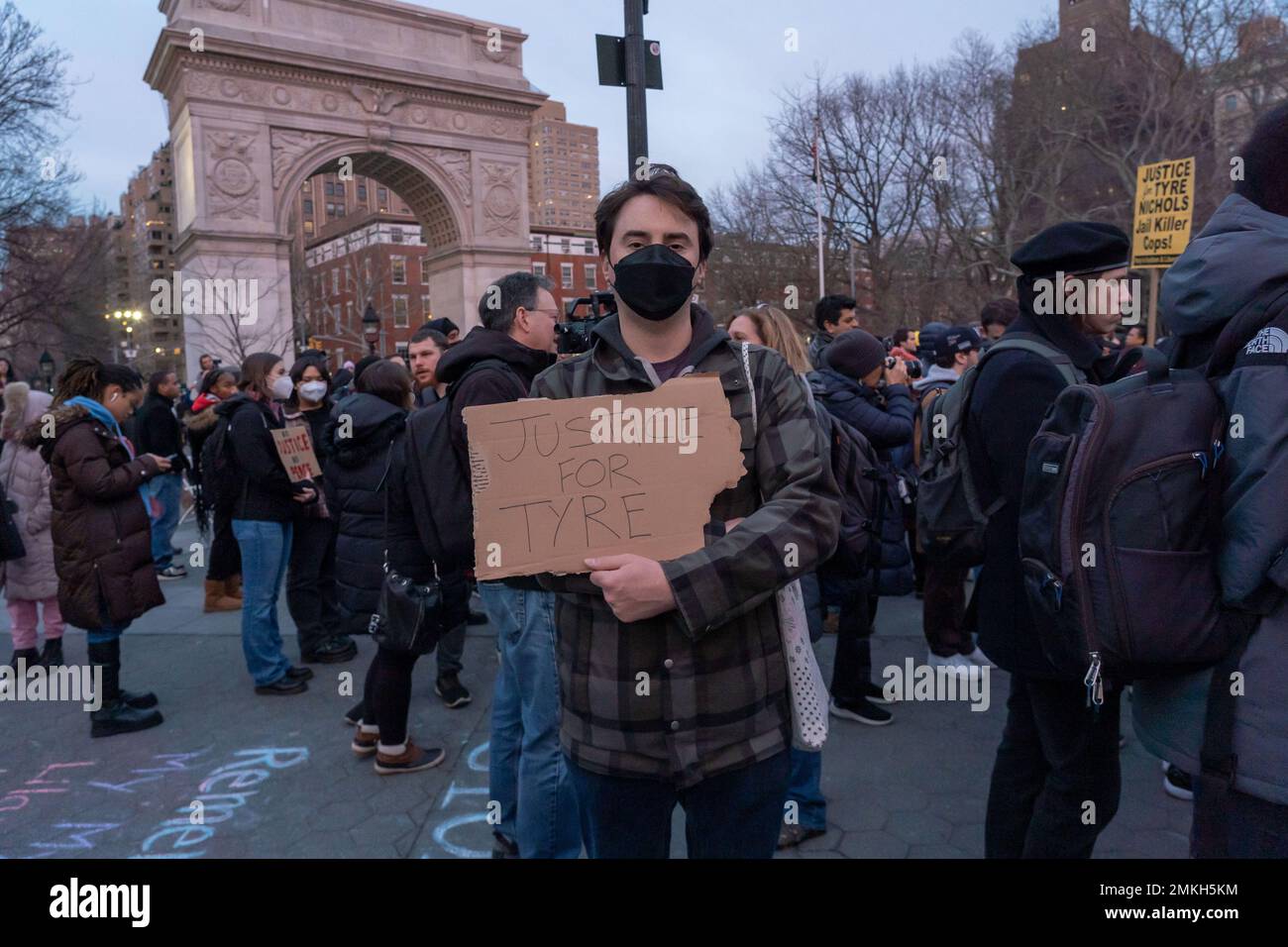 NEW YORK, NEW YORK - JANUAR 28: Demonstranten, die Schilder in der Hand halten und die Abschaffung der Polizei fordern, versammeln sich am 28. Januar 2023 in New York City für einen zweiten Tag in einer Reihe von Protesten im Namen von Tyre Nichols. Kredit: Ron Adar/Alamy Live News Stockfoto