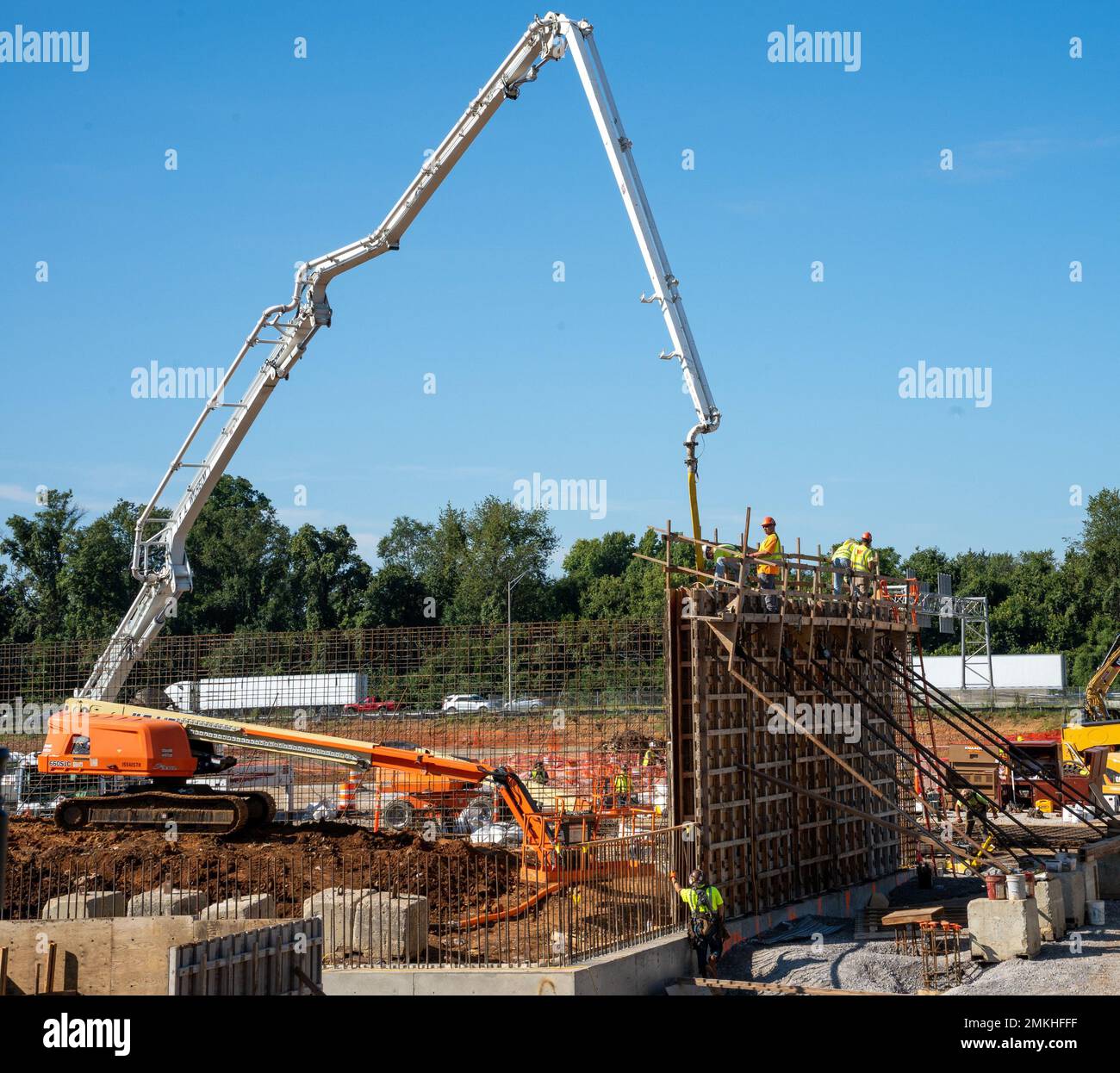 Die Auftragnehmer stellen weiterhin Betonabschnitte der Kellerwände des Louisville VA Medical Center in Louisville, Kentucky, am 9. September 2022 auf. Das neue Full-Service-Krankenhaus mit 104 Betten an der Brownsboro Road in Louisville, Kentucky, wird mehr als 45.000 Veteranen in Kentucky und im Süden von Indiana eine erstklassige Gesundheitsversorgung bieten. Stockfoto