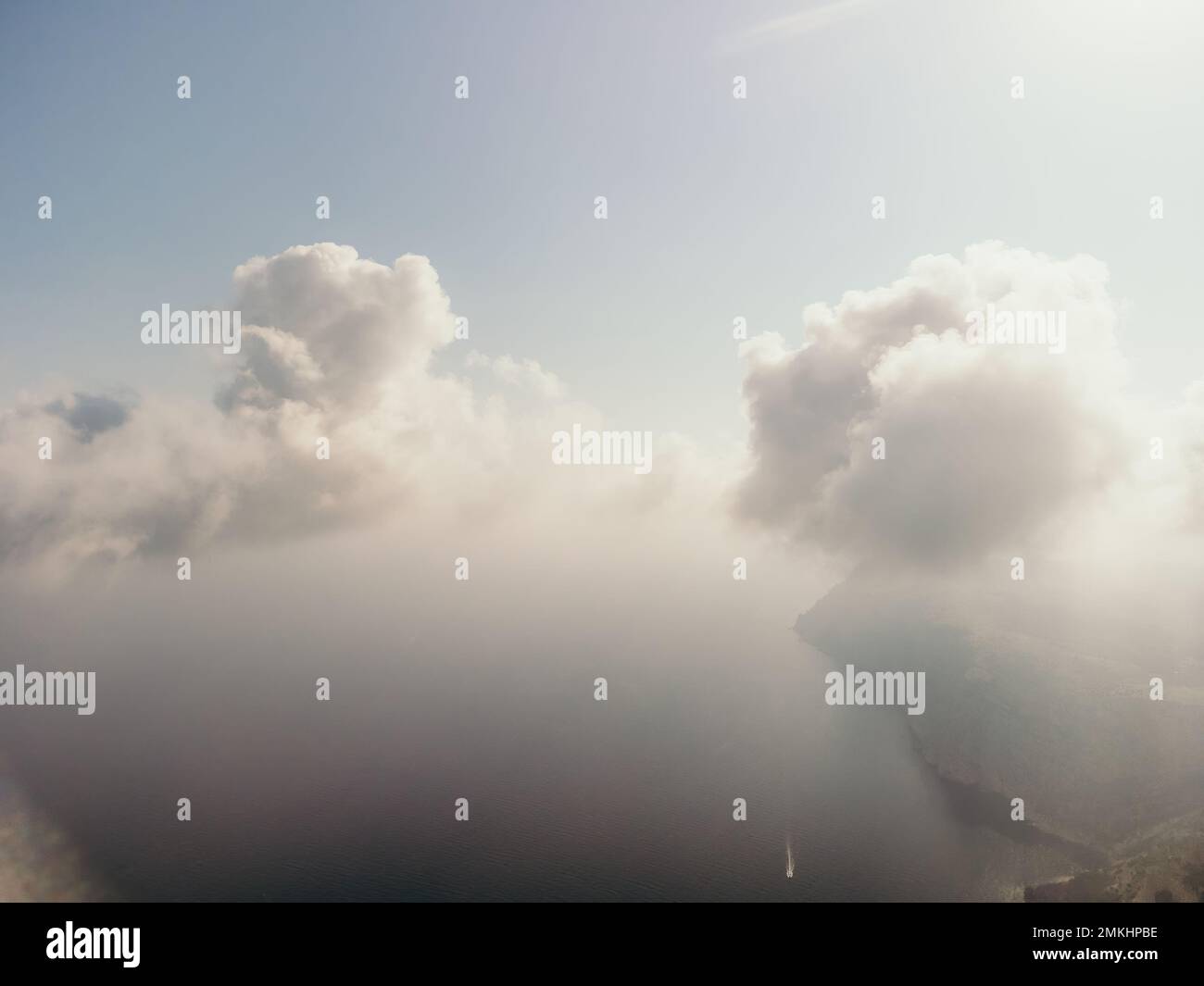 Blauer Himmel mit weißen Wolken über ruhigem Sommerpanorama des Meeres. Draufsicht der Drohne. Abstrakte Luft Natur Sommer Ozean Sonnenuntergang Meer und Himmel Hintergrund Stockfoto