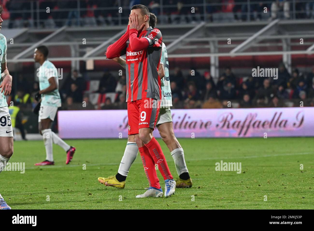 Cremona, Italien. 28. Januar 2023. daniel ciofani (cremonese<) während des Spiels US Cremonese vs Inter - FC Internazionale, italienisches Fußballspiel Serie A in Cremona, Italien, Januar 28 2023 Kredit: Independent Photo Agency/Alamy Live News Stockfoto