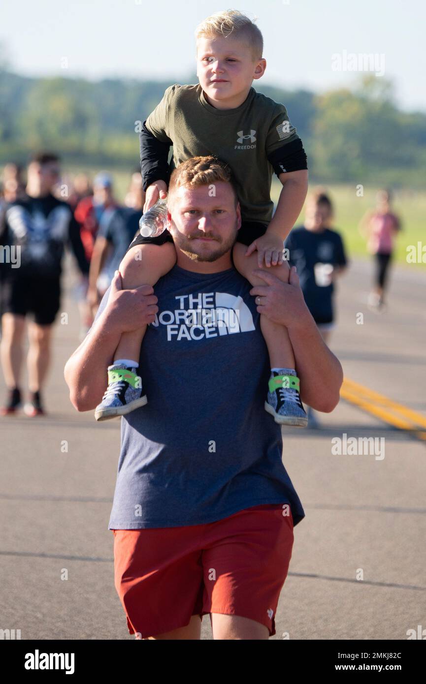 Jon Taylor, Hauptquartier der Air Force Maternel Command, und sein Sohn Maverick, 5, nehmen am 9. September 2022 am 2 Kilometer langen Laufabschnitt von Run for the Fallen auf der Wright-Patterson Air Force Base, Ohio, Teil. Taylor sagte, dass es für seinen Sohn wichtig sei, über die Terroranschläge zu erfahren. Stockfoto