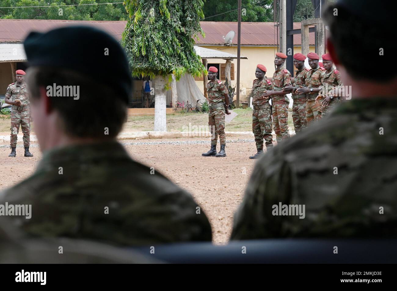 Beninische Soldaten des Parachute-Bataillons des Commando 1. stehen während der Abschlusszeremonie des Joint Combines Exercise Training in Ouassa, Benin, am 9. September 2022 in Formation. Partnerschaften und Allianzen sind die Grundlage für die Verteidigung und das diplomatische Engagement der USA. Stockfoto