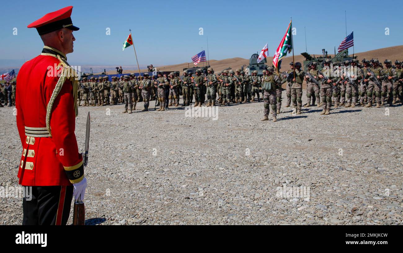 Ein Mitglied der Ehrengarde der georgischen Verteidigungskräfte steht an der Front der Formation während der Abschlusszeremonie von Noble Partner 22 im Polygon 11. von Vaziani, Georgien, am 9. September 2022. Die Übung Noble Partner 22 besteht aus 2.400 Militärs aus 21 Ländern und soll die Bereitschaft der georgischen, regionalen Verbündeten, Partner- und US-Streitkräfte verbessern. Stockfoto