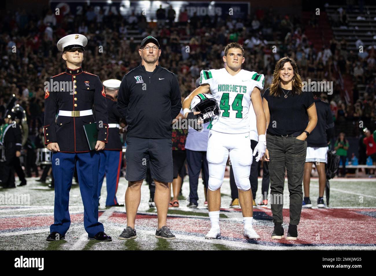 Lance Cpl. Devin Saunders, Command Recruiting Program, Recruiting Station Atlanta, posiert mit dem Roswell High School Student-Athlet Award Empfänger während des Roswell High School an der Milton High School Great American Rivalry Series Fußballspiels, Milton, Georgia, 9. September 2022. Der Zweck des GARS ist es, lokale Rivaliespiele hervorzuheben, den Gewinner des Pull-up-Wettbewerbs bekannt zu geben, Stipendien für einen Spieler in jedem Team zu belohnen und eine Trophäe für den MVP und den Gewinner des jährlichen Rivaliespiels zu erhalten. Stockfoto