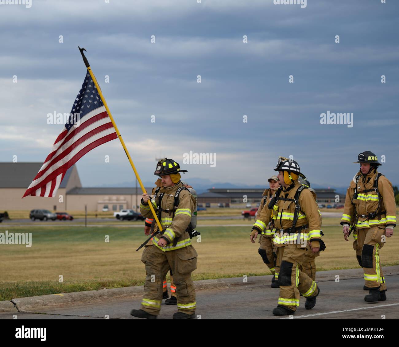 Die Feuerwehrleute der US Air Force nehmen an einem Gedenkrack aus dem Jahr 9/11 auf der Ellsworth Air Force Base, S. D. am 09. September 2022 Teil. Die meisten der anwesenden Feuerwehrleute geruckelten in voller Ausrüstung zu Ehren von Stephen Gerard Siller, einem Feuerwehrmann, der seine 60 Pfund Ausrüstung anlegte und am 9/11 vom Brooklyn Battery Tunnel zu den Twin Towers geruckelt war. Stockfoto