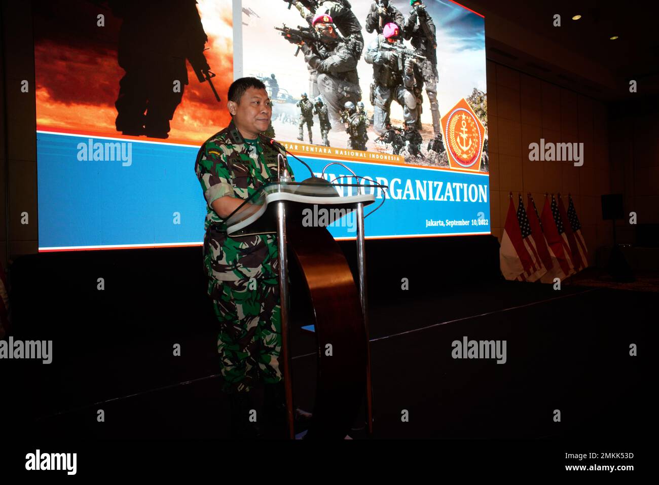 Oberstleutnant Fajar Catur, TNI, hält einen Vortrag über die Struktur des TNI-Kommandos für den 2. Tag von Gema Bhakti, 10. September 2022, Jakarta Indonesien. GEMA Bhakti 22 ist eine Veranstaltung des USINDOPACOM Joint Exercise Program, bei der die US Joint Forces in Zusammenarbeit mit den TNI-Streitkräften zusammenarbeiten, um die Interoperabilität zu erhöhen und die regionale Stabilität und Sicherheit durch bilaterale und multilaterale Partnerschaften zu verbessern. Stockfoto