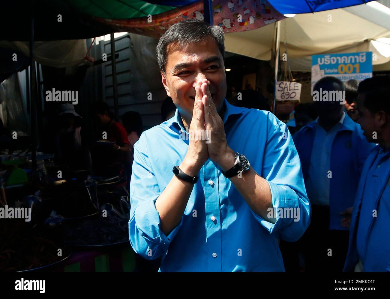 The leader of Thailand's Democrat Party Abhisit Vejjajiva gives the traditional greeting or "wai" during an election campaign neighborhood walk Bangkok, Thailand, Tuesday, Jan. 29, 2019. The nation's first general election since the military seized power in a 2014 coup is expected to be held on March 24. ( AP Photo/Sakchai Lalit) Stockfoto