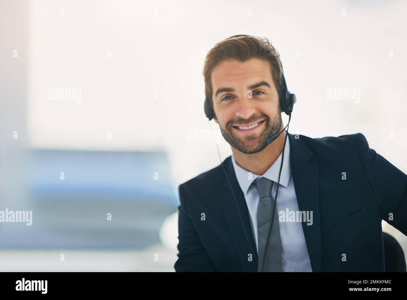 Wenn Sie Rat von einem Experten benötigen, rufen Sie mich einfach an. Porträt eines Callcenter-Agenten, der in einem Büro arbeitet. Stockfoto