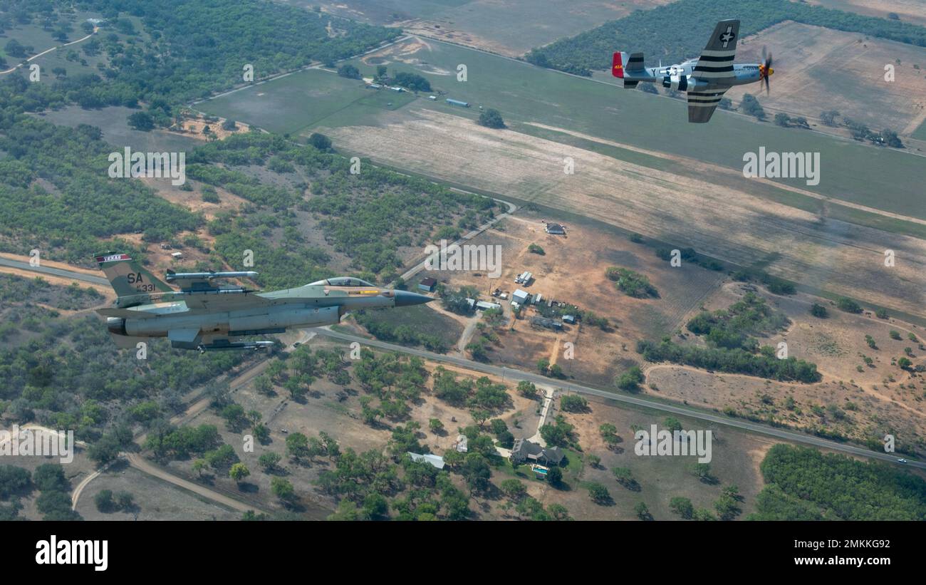 Eine F-16 Fighting Falcon, die dem 149. Fighter Wing zugewiesen wurde, fliegt mit einem P-51 Mustang am 10. September 2022 zum 75.. Jahrestag der Luftwaffe über San Antonio, Texas. Zu Ehren des Jubiläums führte die FW 149. einen gemeinsamen Flug mit einer P-51 durch, die das zweite Modellflugzeug war, das an der Einheit eingesetzt wurde. Stockfoto