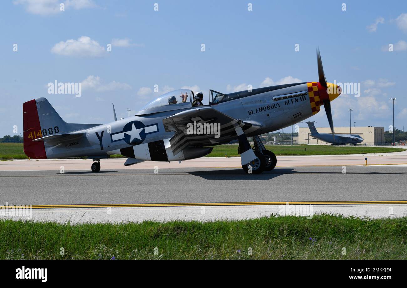 Zum Gedenken an den 75.. Jahrestag der US-Luftwaffe flog eine historische P-51 Mustang aus dem Jahr 1941 in Formation mit F-16s vom 149. Fighter Wing auf der Joint Base San Antonio-Lackland, 10. September 2022. Dieses Flugzeug aus der Zeit des Zweiten Weltkriegs wurde von James Bohanon geflogen, einem zivilen Piloten, der mehr als 210 Flugstunden mit dem Flugzeug hat. Stockfoto