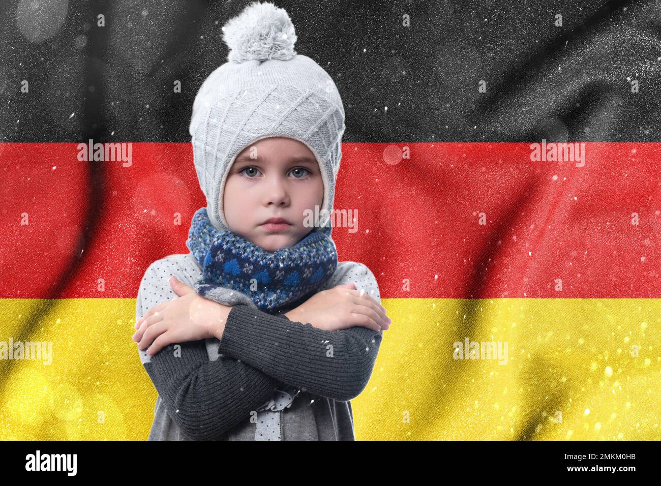 Kalter Winter und Folgen von Gassanktionen, Folgen des Krieges in der Ukraine, Mangel an Gas und Wärme in Deutschland, das Mädchen ist eingefroren, das Kind Stockfoto