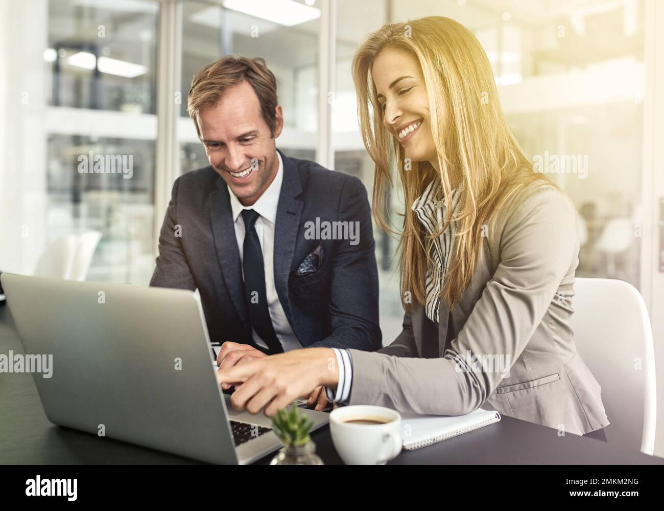 Zusammenarbeit ist ihr Schlüssel zum Erfolg. Zwei Führungskräfte, die in einem Büro zusammenarbeiten. Stockfoto