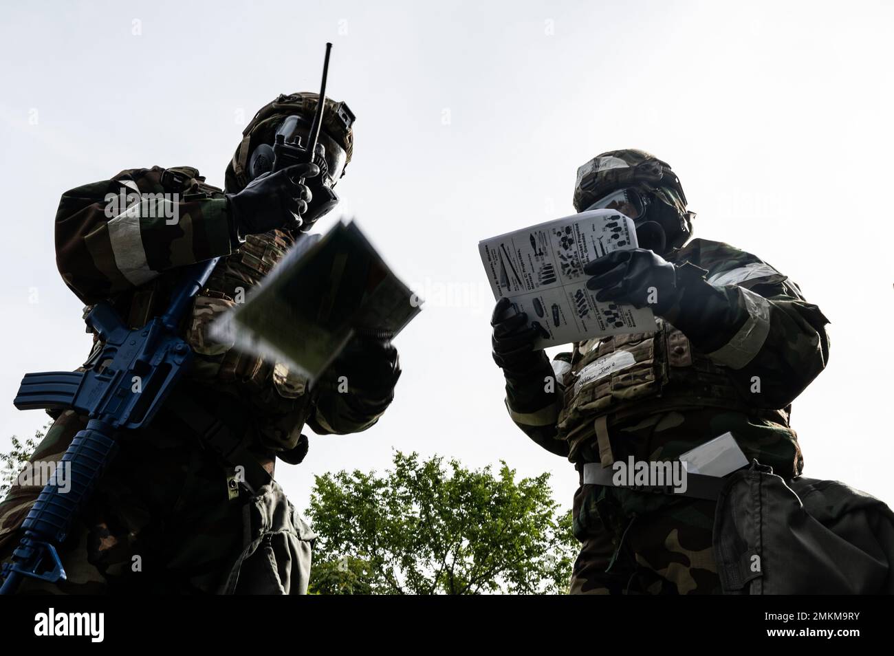Staff Sgt. Matthew Plizga und Tech. Sgt. Jamie Snyder, Patrouillen der 911th Security Forces Squadron, rufen ein lächelndes, nicht explodierendes Geschütz auf, das während der Übung Steel Dragon auf der Pittsburgh International Airport Air Reserve Station, Pennsylvania, 10. September 2022 beobachtet wird. Übung Steel Dragon war eine viertägige Bereitschaftsinspektion, bei der die Fähigkeiten getestet wurden, Airmen effektiv und effektiv vom 911. Luftbrücke aus einzusetzen. 4thAF, AFRC, AirmanMagazine, DMA, DOD, USAF, Stockfoto