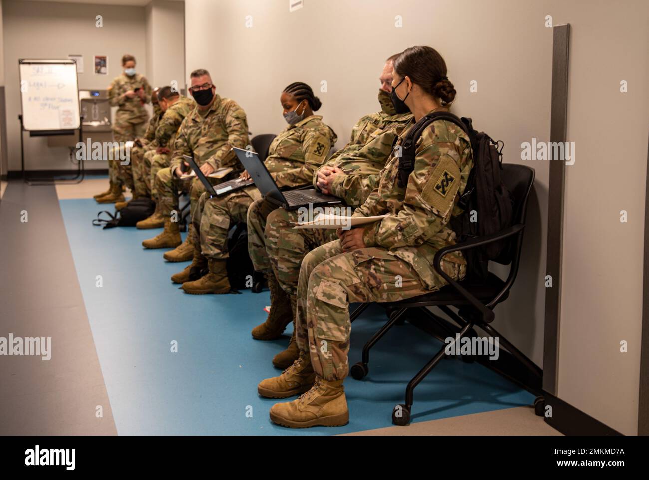 Jetzt Bereit! Zukunft Gestalten… US Army Reserve Soldaten des Sustainment Command (Expeditionary) 143. führen während ihrer monatlichen Battle Assembly im September im 1. LT. David R. Wilson Armed Forces Reserve Center in Orlando, Florida, einen Soldier Readiness Prozess durch, der den Militärmitgliedern allgemein als „SRP“ bekannt ist. SRPs umfassen wichtige Aufgaben, die für die Einsatzbereitschaft und die Vorbereitung der Einheiten von entscheidender Bedeutung sind. Um einen SRP durchzuführen, müssen Sie die medizinische, zahnärztliche, rechtliche, administrative und mentale Bereitschaft des Soldaten auf den Bildschirm stellen. VIELEN DANK für die Unterstützung von LHI, The 377 Surgeon Cell, 174 Legal Operations Stockfoto