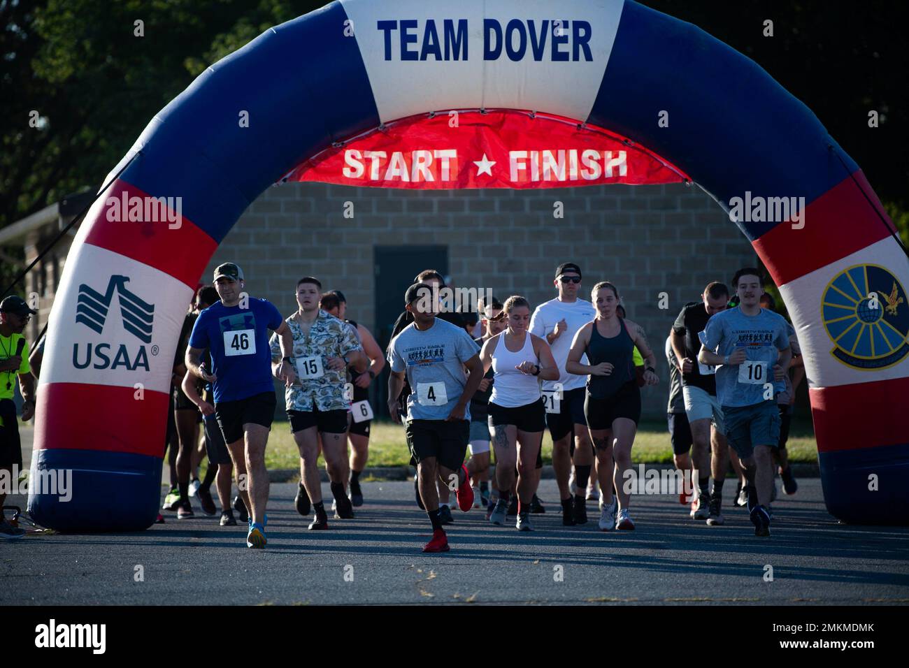 Die Teilnehmer beginnen den Halbmarathon Liberty Eagle am Luftwaffenstützpunkt Dover, Delaware, 10. September 2022. Der Halbmarathon ist ein 13,1 km langer Golfplatz, der sich über die gesamte Luftwaffenstützpunkt von Dover erstreckt. Stockfoto