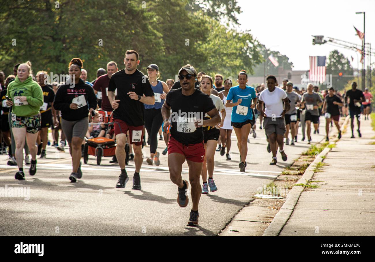 Bewohner und Gemeindemitglieder von Fort Lee laufen, um gefallene Dienstmitglieder außerhalb des Williams Stadions zu ehren und sich daran zu erinnern 10. September 2022, als Teil des Run for the Fallen im Williams Stadium, Fort Lee, Va. Über 50.000 Lauf für die gefallenen Teilnehmer haben mehr als 200.000 Meilen in 26 verschiedenen Bundesstaaten zurückgelegt. Stockfoto