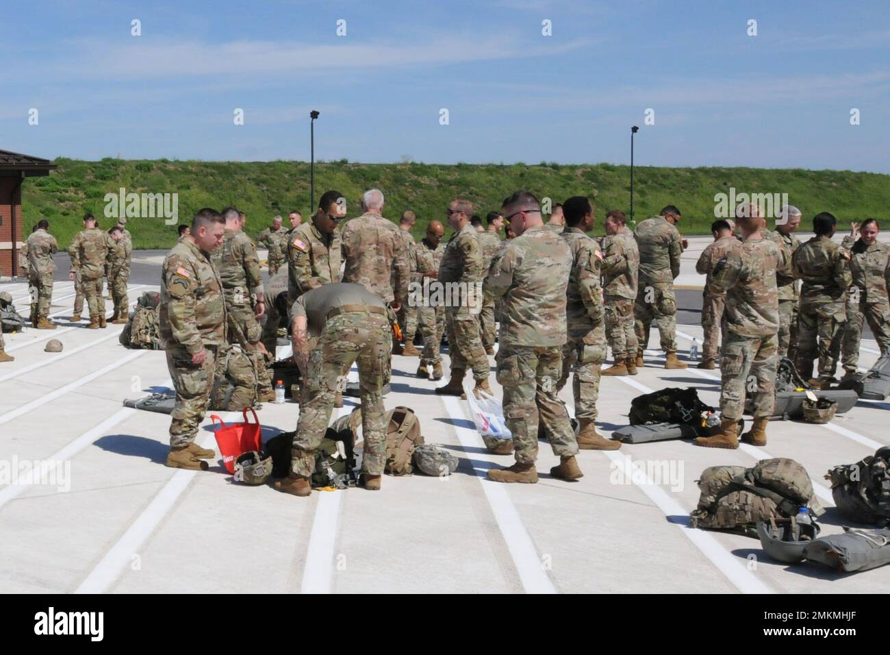 Die Airborne Ops/Lift/Jump wurden hier auf der neu gebauten Fort Dix Rampe abgehalten, die gerade am 19. August eingeweiht wurde und die erste Mission war, die an diesem Standort auf Fort Dix stattfand. Der CA Advon 404. kam bei TAC-1A für Proben vor dem eigentlichen Laden und Sprung an. Nach den Proben wurden die Einheiten auf die Rampe der Armee von Fort Dix verlegt, wo Fallschirme auf dem Parkplatz innerhalb des Zauns der Rampe der Armee verteilt wurden. Die Truppen kamen am oder um 1230L an und wurden auf ihre zugewiesenen Chalks in das Einsatzgebiet hinübergeführt. Zwei CU-47 (5/519 Regt, Fort Eustis VA) waren eingetroffen Stockfoto