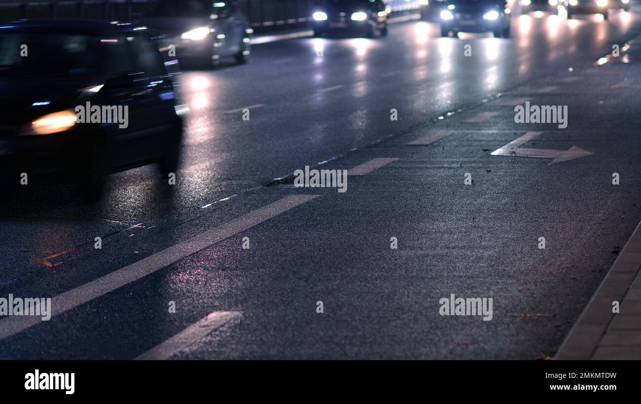 Autolampen. Nachtbild des Straßenverkehrs mit sich bewegenden Autos. Stockfoto