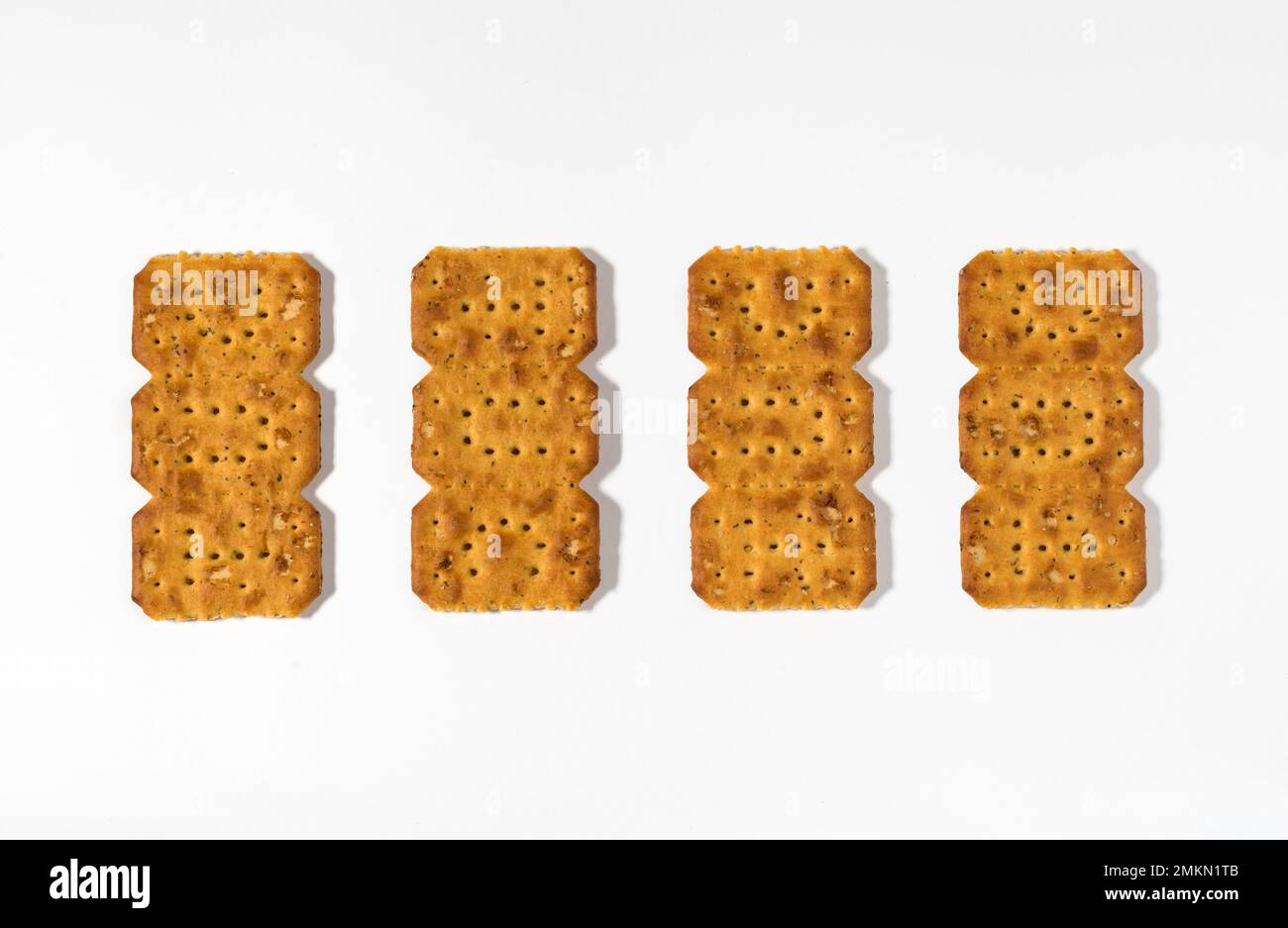 Blick von oben auf köstliche knusprige Cracker-Snacks, isoliert auf weißem Hintergrund Stockfoto
