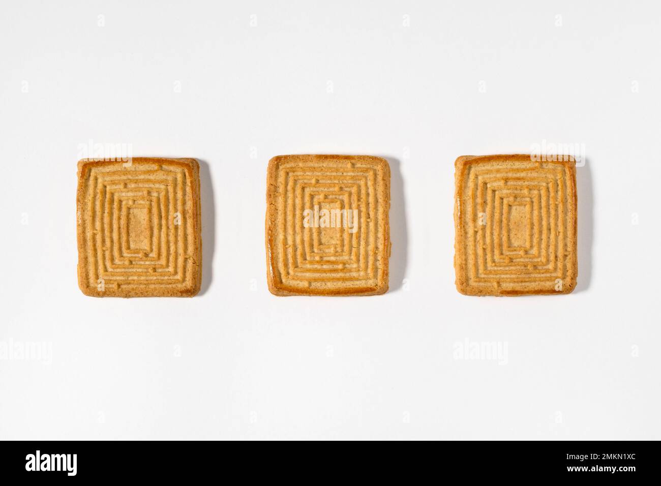 Blick von oben auf süßes, leckeres Shortbread, hausgemachte quadratische Kekse, isoliert auf weißem Hintergrund Stockfoto