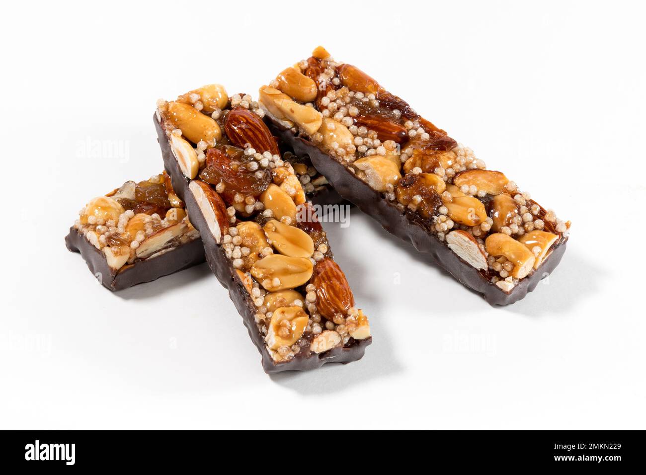 Von oben: Leckere, süße Energieriegel mit Nüssen und Samen, die mit Schokolade bedeckt sind Stockfoto