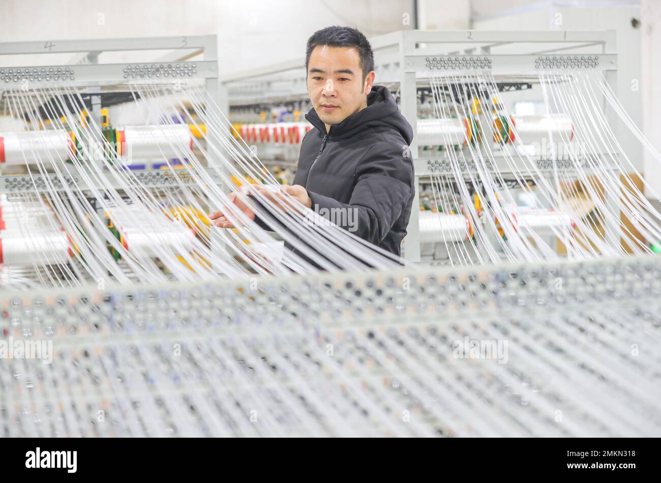 HUZHOU, CHINA - 27. JANUAR 2023 - Ein Arbeiter stellt kugelsichere Verbundwerkstoffe für den Export in einer intelligenten Werkstatt von Zhejiang Keboli New materia her Stockfoto