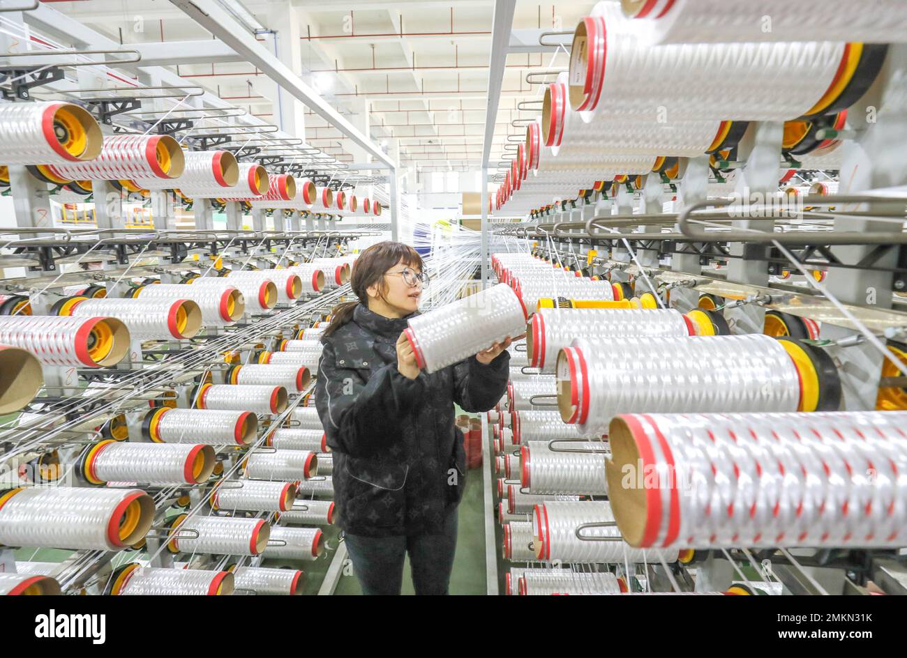 HUZHOU, CHINA - 27. JANUAR 2023 - Ein Arbeiter stellt kugelsichere Verbundwerkstoffe für den Export in einer intelligenten Werkstatt von Zhejiang Keboli New materia her Stockfoto