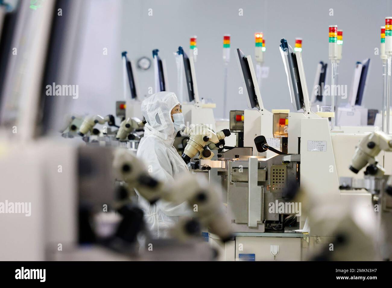 SUQIAN, CHINA - 29. JANUAR 2023 - Arbeiter stellen elektronische Chips in einer Werkstatt in Suqian, Ostchina Provinz Jiangsu, am 29. Januar 2023 her. (Foto: CFOTO/Sipa USA) Stockfoto